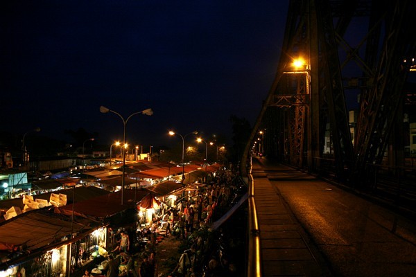 Chợ đêm dưới chân cầu Long Biên rực rỡ ánh sáng